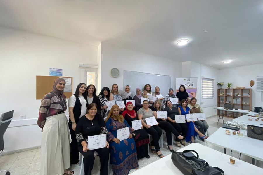 16 امرأة من الرامة يختتمن بنجاح دورة في الحاسوب- برامج Office والذكاء الاصطناعي ضمن برنامج "منتصف الطريق"