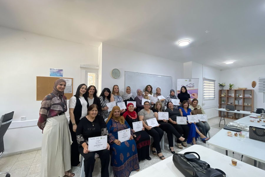 16 امرأة من الرامة يختتمن بنجاح دورة في الحاسوب، برامج Office والذكاء الاصطناعي ضمن برنامج "منتصف الطريق"