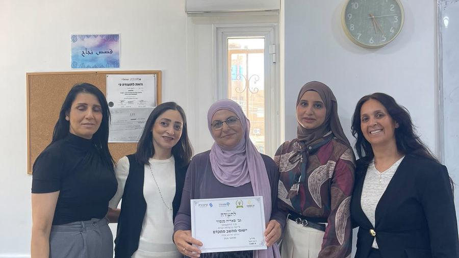 16 امرأة من الرامة يختتمن بنجاح دورة في الحاسوب، برامج Office والذكاء الاصطناعي ضمن برنامج "منتصف الطريق"