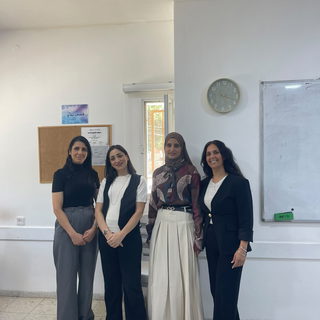 16 امرأة من الرامة يختتمن بنجاح دورة في الحاسوب- برامج Office والذكاء الاصطناعي ضمن برنامج "منتصف الطريق"