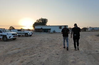15 امرأة و67 طفلًا: مداهمات للشرطة في بيرهداج وتحقق مع 10 أشخاص بشبهة تعدد الزوجات