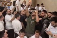 "بينيت معادٍ للسامية": فوضى ومحاولة اعتداء على نفتالي بينيت خلال زيارته لمدينة بني براك واعتقال مشتبه به