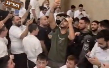 "بينيت معادٍ للسامية": فوضى ومحاولة اعتداء على نفتالي بينيت خلال زيارته لمدينة بني براك واعتقال مشتبه به