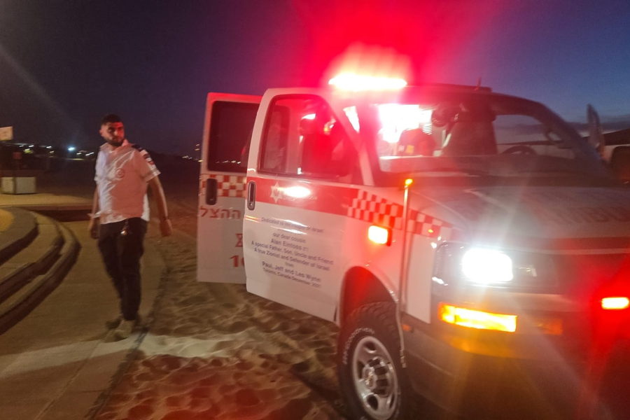 أشكلون: إنقاذ شابين بعد غرقهما.. أحدهما بحالة خطيرة والبحث عن ثالث