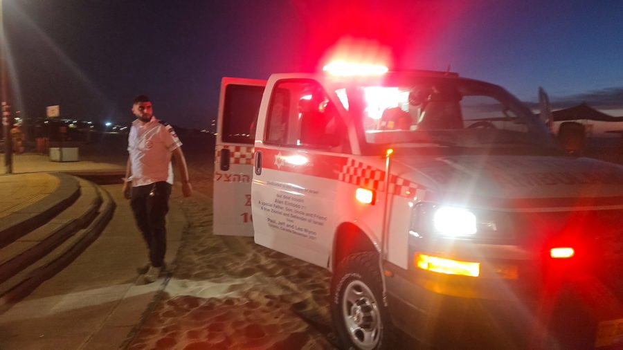 أشكلون: إنقاذ شابين بعد غرقهما.. أحدهما بحالة خطيرة والبحث عن ثالث