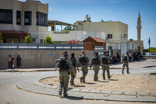 إطلاق نار متواصل منذ ساعات الصباح في رهط: شكاوى من الوضع وتوقيف 5 مشتبهين وضبط أسلحة