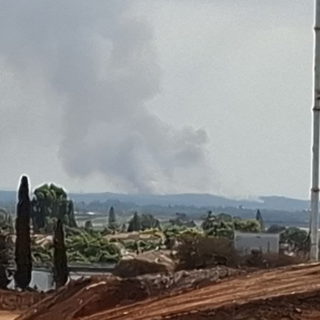 حريق في غابة "حروفيت" قرب بيت شيمش بمنطقة القدس: تعزيزات لفرق الإطفاء والشرطة تدعو الجمهور للابتعاد عن المنطقة