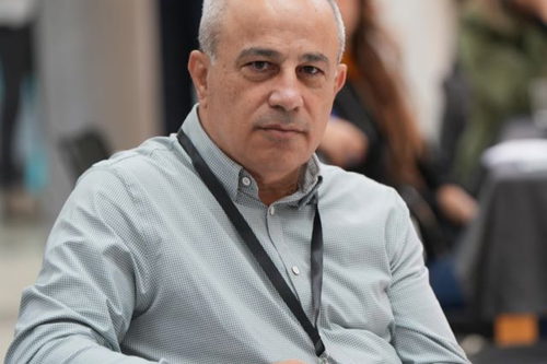الطبيب العربي يتحول إلى هدف: العنصرية تخلع قناعها الأبيض