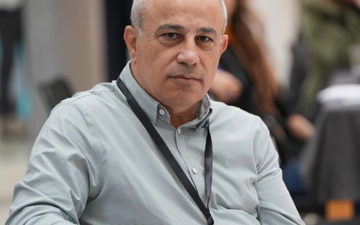 الطبيب العربي يتحول إلى هدف: العنصرية تخلع قناعها الأبيض