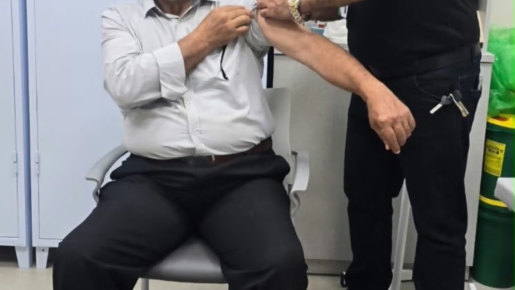 قدوة من أجل صحة المجتمع: شخصيات دينية وجماهيرية في سخنين تتلقى التطعيم ضد الإنفلونزا