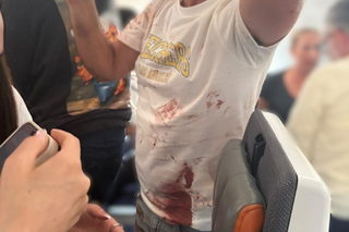 شهادة أحد المسافرين: سمعنا صراخا داخل قمرة قيادة الطائرة... طيار احتياطي تدخل وقدمنا المساعدة للسيطرة على ما حدث
