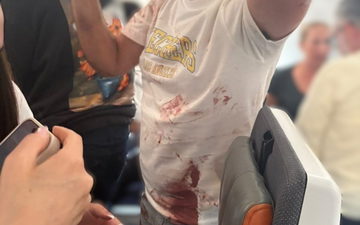 شهادة أحد المسافرين: سمعنا صراخا داخل قمرة قيادة الطائرة... طيار احتياطي تدخل وقدمنا المساعدة للسيطرة على ما حدث