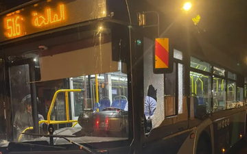 القدس: اعتقال مشتبه به بالاعتداء على سائق حافلة عربي ومفتشين