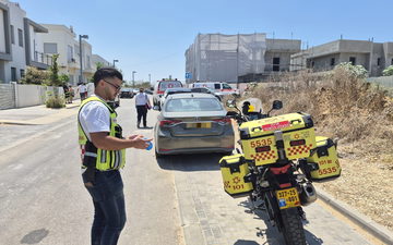 حادث سير مروع في يافا: إصابة خطيرة لشاب إثر اصطدامه بعامود