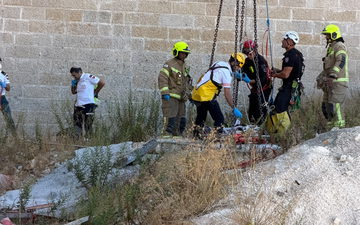 القدس: تخليص عامل سقط في بئر بعمق 10 أمتار ونقله بحالة حرجة جدًا إلى المستشفى
