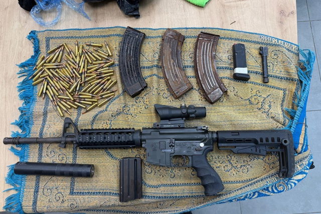 مداهمات في الرملة واللد: ضبط بندقية M16 وكميات كبيرة من المخدرات والذخيرة
