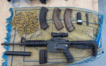 مداهمات في الرملة واللد: ضبط بندقية M16 وكميات كبيرة من المخدرات والذخيرة