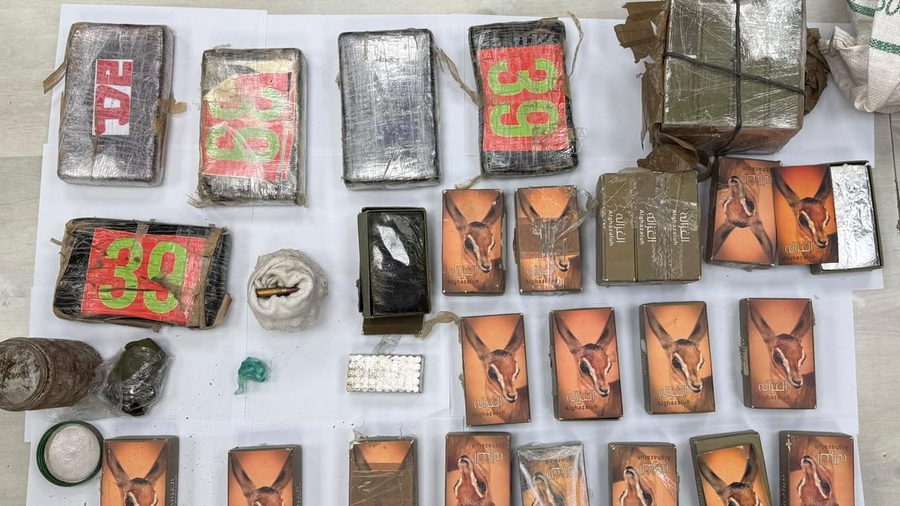 مداهمات في الرملة واللد: ضبط بندقية M16 وكميات كبيرة من المخدرات والذخيرة