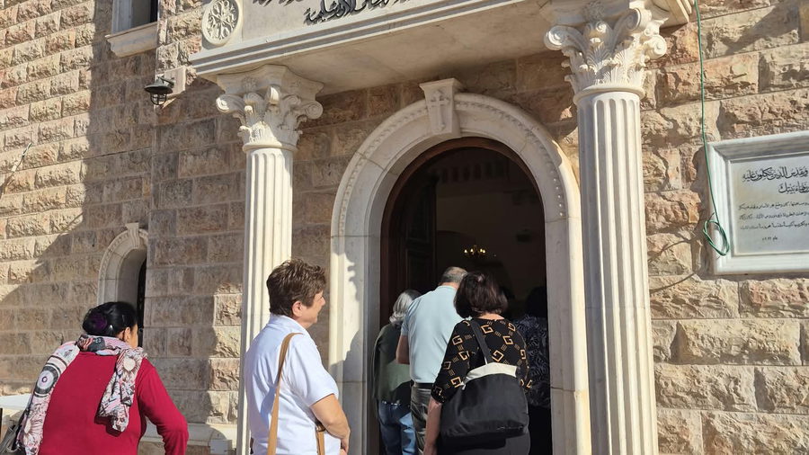 وفد من عشرات النساء في زيارة لكنيسة القديسين قسطنطين وهيلانة في كفرسميع