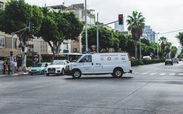 اللّد: إصابة خطيرة لرجل في الخمسين من عمره إثر اصطدام مركبته بجدار