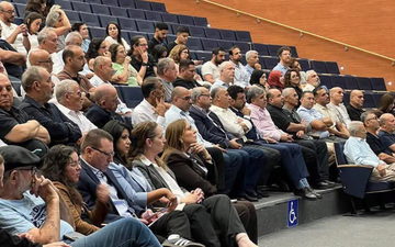 بلدية كفرقرع تحتضن مؤتمرًا طارئًا واسعًا لمواجهة التحريض والعنصرية ضد الأطباء والطواقم الطبية العربية