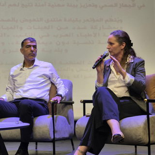 بلدية كفرقرع تحتضن مؤتمرًا طارئًا واسعًا لمواجهة التحريض والعنصرية ضد الأطباء والطواقم الطبية العربية