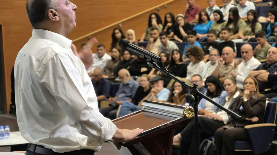 بلدية كفرقرع تحتضن مؤتمرًا طارئًا واسعًا لمواجهة التحريض والعنصرية ضد الأطباء والطواقم الطبية العربية
