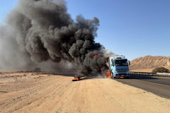 جنوب البلاد: اندلاع حريق في شاحنة على شارع 90 وإغلاق الطريق أمام حركة المرور