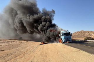 جنوب البلاد: اندلاع حريق في شاحنة على شارع 90 وإغلاق الطريق أمام حركة المرور