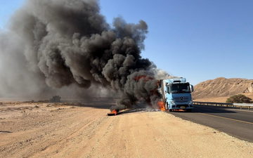 جنوب البلاد: اندلاع حريق في شاحنة على شارع 90 وإغلاق الطريق أمام حركة المرور