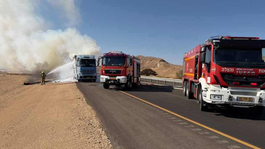 جنوب البلاد: اندلاع حريق في شاحنة على شارع 90 وإغلاق الطريق أمام حركة المرور