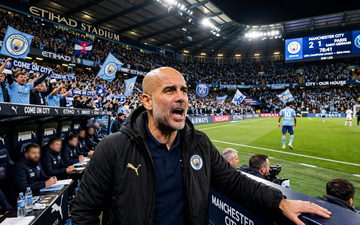 غوارديولا يحضر موقعة باريس سان جيرمان في ملعب "الاتحاد" دعماً لمانشستر سيتي
