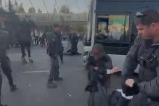 تظاهرات "الحريديم": إغلاق كامل لمدخل القدس وشلل مروري في بني براك احتجاجاً على اعتقال المتخلفين عن التجنيد