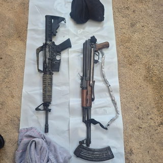 ضبط أسلحة وقنبلة يدوية تابعة للجيش الإسرائيلي داخل ثلاجة ودلو تنظيف في بسمة طبعون واعتقال مشتبهين