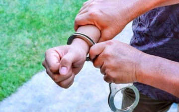 اتهام 3 أشخاص من النقب بتزويد منفذ عملية بئر السبع بسلاح وذخيرة- بينهم قاصر ووالده