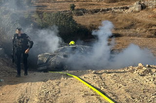 خلال مطاردة على شارع 60 قرب القدس: إقرار وفاة شاب فلسطيني متأثرًا بجراحه عقب إطلاق الشرطة النار باتجاه مركبة وانقلابها واندلاع حريق فيها
