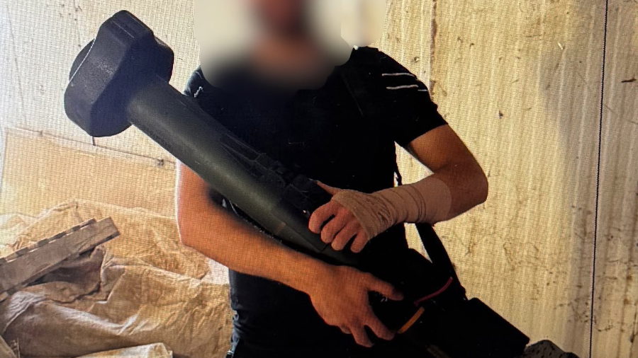 وثّقوا أنفسهم وهم يحملونه.. لائحة اتهام ضد ثلاثة أشخاص بحيازة صاروخ "ماتادور" مسروق من الجيش الإسرائيلي