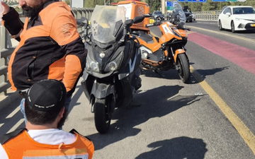 القدس: إصابة متوسطة لسائق دراجة نارية في حادث ذاتي بشارع مناحيم بيغن