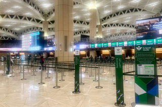 هجوم دامٍ في الرياض: مقتل 12 شخصاً وإصابة العشرات بعد سقوط صاروخ حوثي على مطار "الملك خالد"