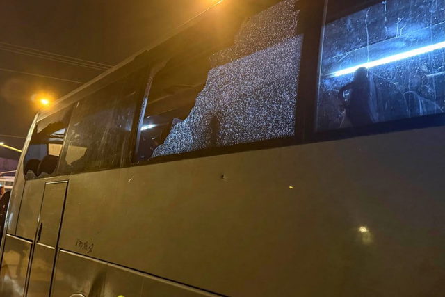 يافا: إلقاء حجارة على حافلة مشجعين عقب مباراة مكابي تل أبيب وأبناء سخنين والشرطة تفتح تحقيقاً