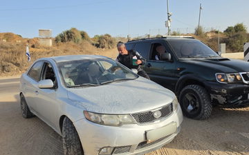 شاهدوا: مصادرة عشرات المركبات غير القانونية في منطقة الخليل والغاء 15 رخصة قيادة