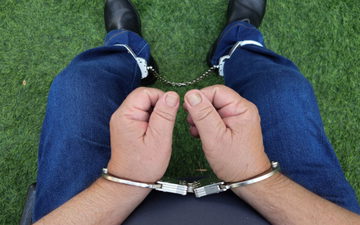 السجن 10 سنوات لمساعدة حضانة عربية أُدينت بـ 277 اعتداءً وحشياً على رضّع