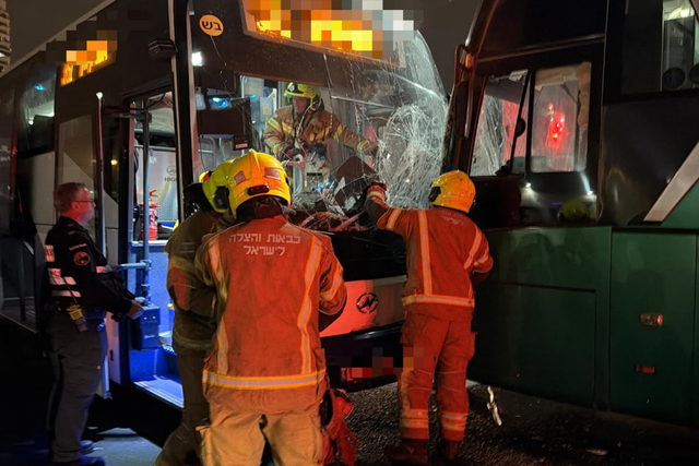 بئر السبع: إصابة سائق بجروح متوسطة إثر حادث طرق بين حافلتين في المحطة المركزية