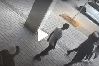 الرملة: اعتقال 7 فتيان بشبهة الاعتداء الوحشي على شاب في حي "نئوت شمير" ورئيس البلدية يعرب عن صدمته