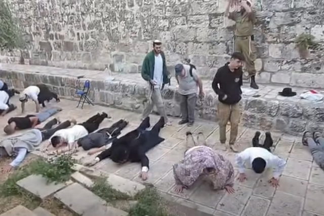 مستوطنون يؤدون طقوسًا جماعية في المسجد الأقصى وجندي إسرائيلي يوثق الانتهاكات