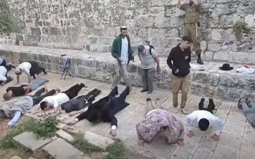 مستوطنون يؤدون طقوسًا جماعية في المسجد الأقصى وجندي إسرائيلي يوثق الانتهاكات