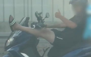 شارع 4: اتهام سائق دراجة نارية بالقيادة المتهورة بعد توثيقه واضعًا قدميه على المقود
