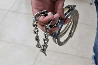 المركز: اعتقال رئيس سلطة محلية وزوجته ومدير عام شركة اقتصادية بشبهة التلاعب بالمناقصات مقابل رشاوى
