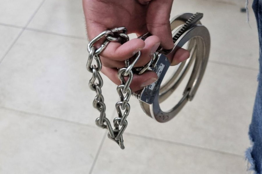 المركز: اعتقال رئيس سلطة محلية وزوجته ومدير عام شركة اقتصادية بشبهة التلاعب بالمناقصات مقابل رشاوى