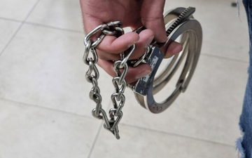 المركز: اعتقال رئيس سلطة محلية وزوجته ومدير عام شركة اقتصادية بشبهة التلاعب بالمناقصات مقابل رشاوى